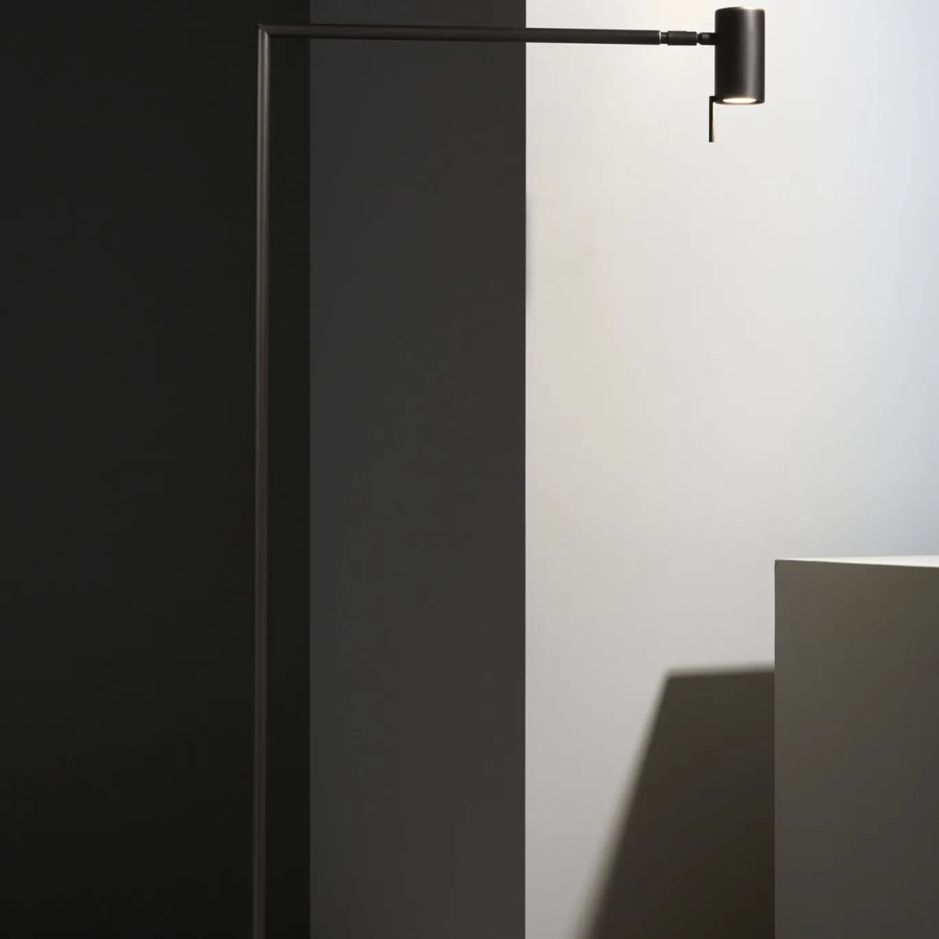 Lampada da Terra Rectus in Ottone Nero