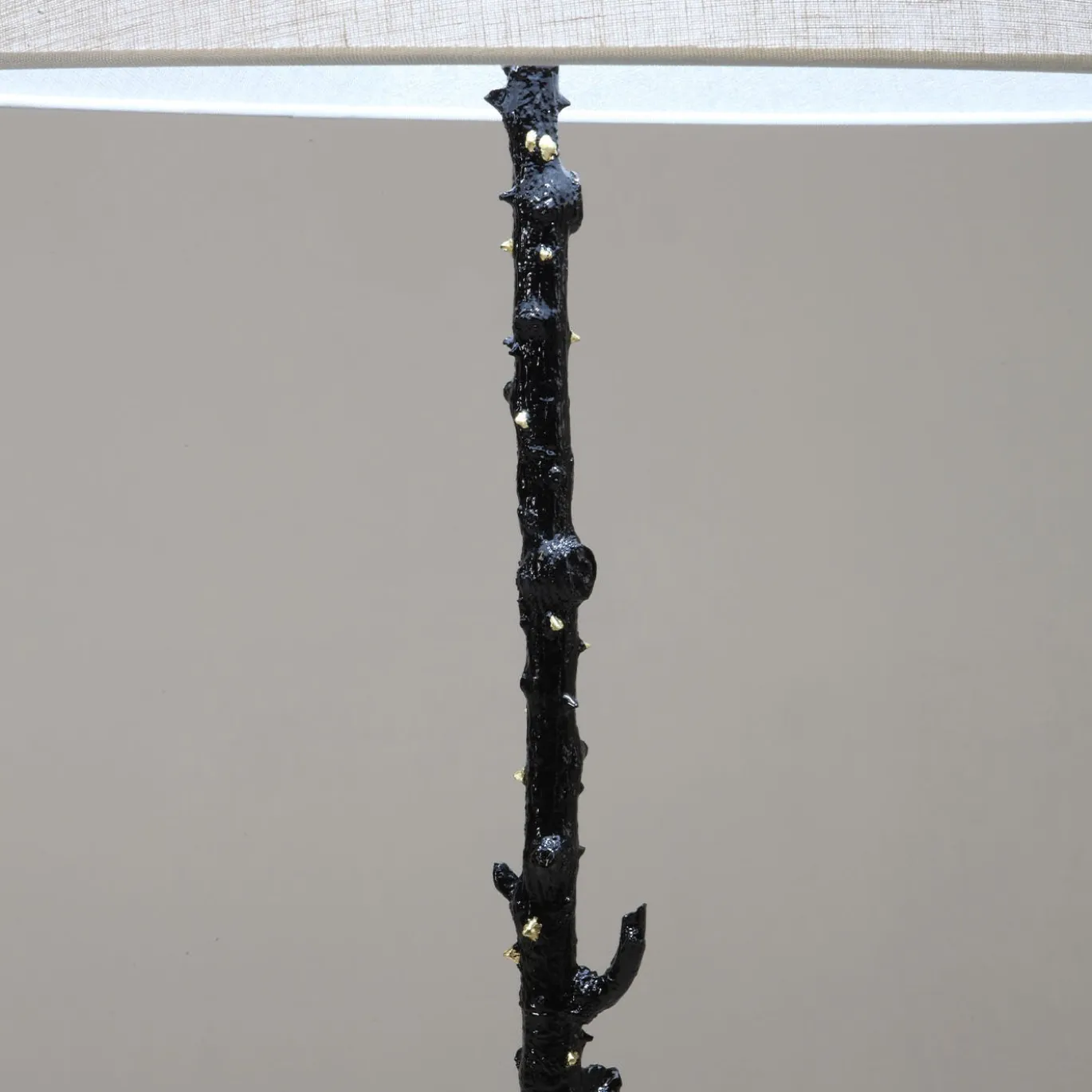 Lampada da terra Rosa Rosae in bronzo di Carlo Rampazzi