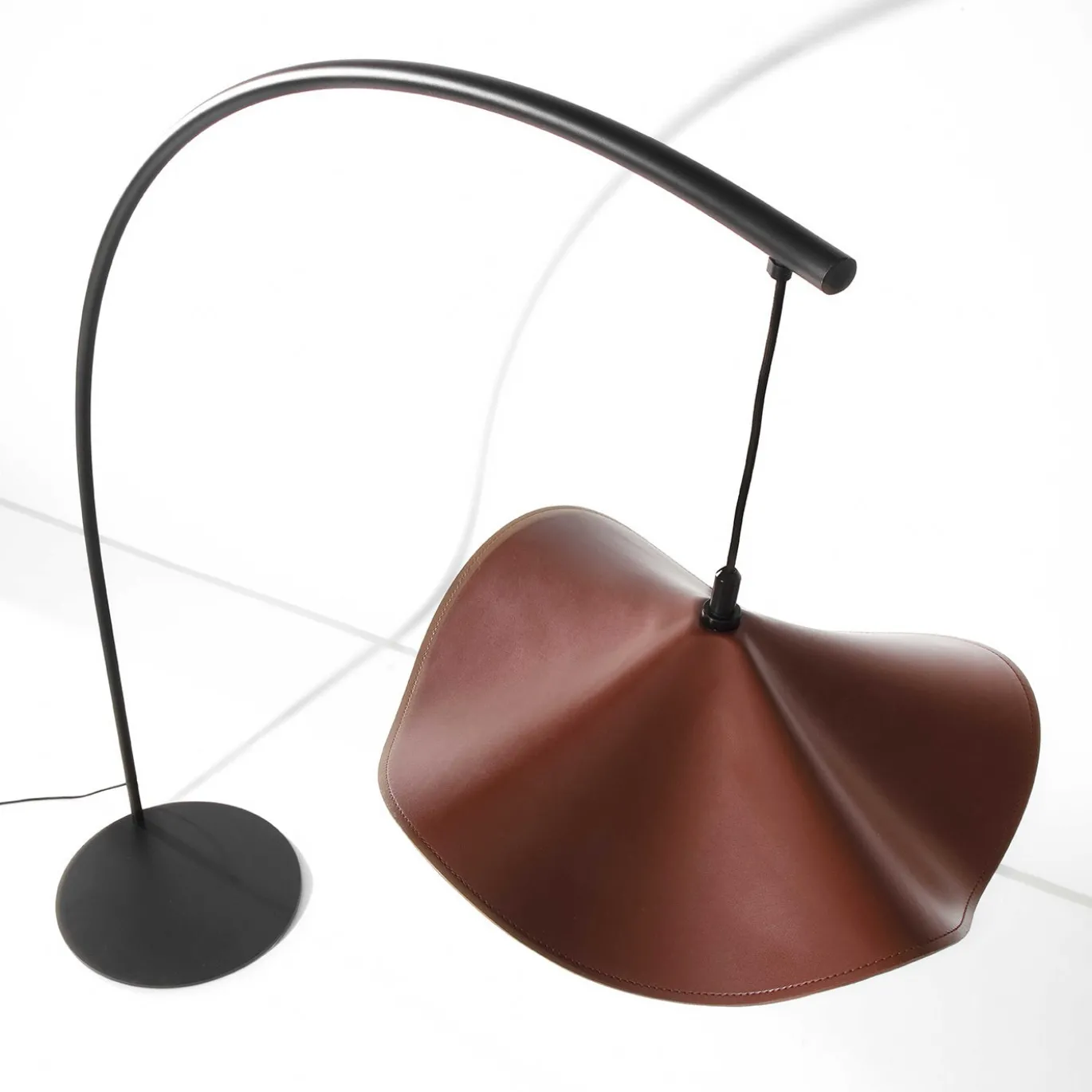 Lampada da terra San Josè Arco in metallo nero e paralume in pelle