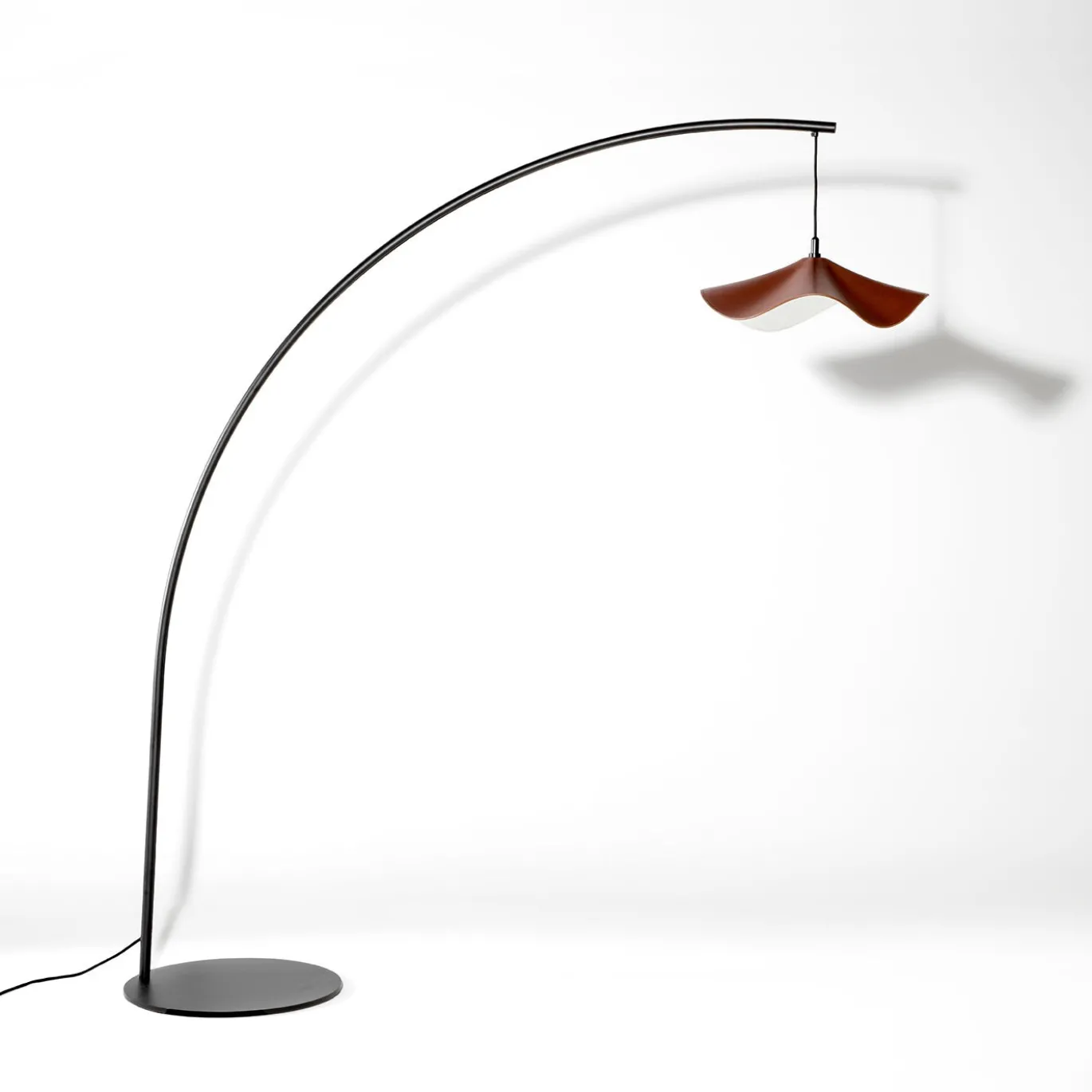 Lampada da terra San Josè Arco in metallo nero e paralume in pelle