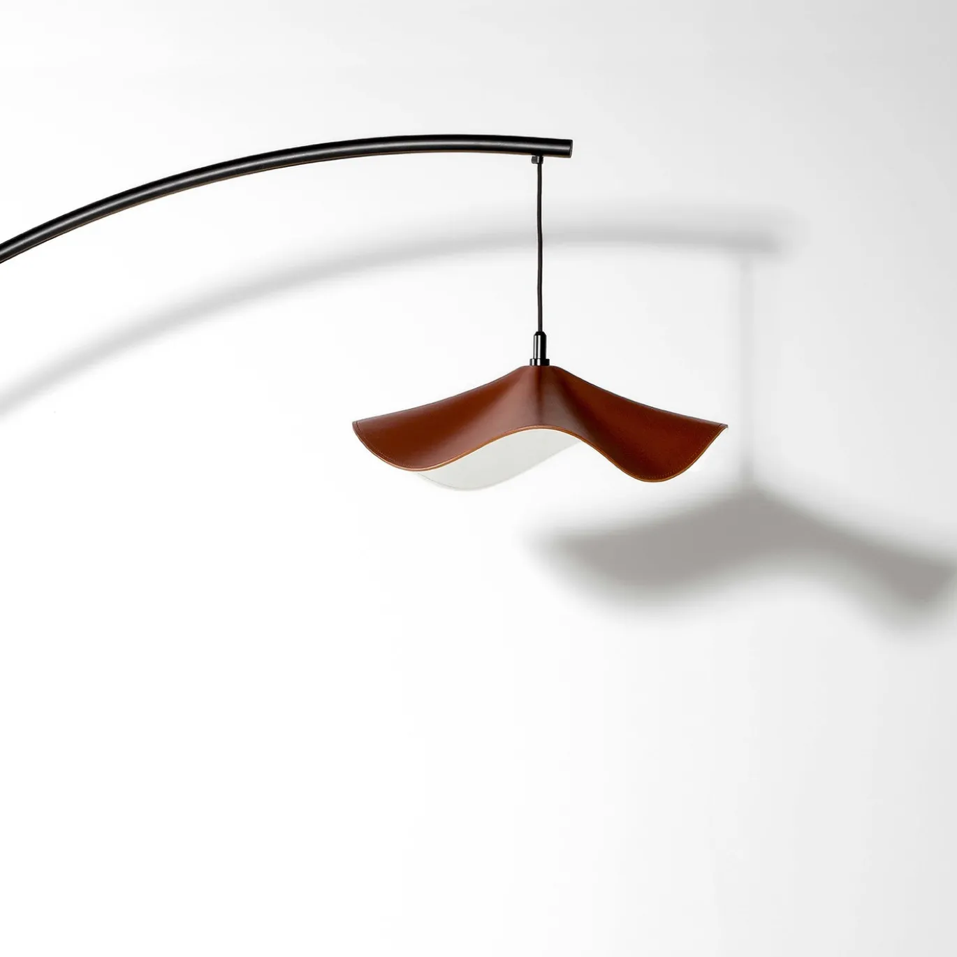 Lampada da terra San Josè Arco in metallo nero e paralume in pelle