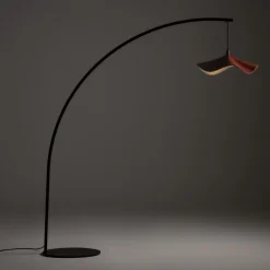 Lampada da terra San Josè Arco in metallo nero e paralume in pelle