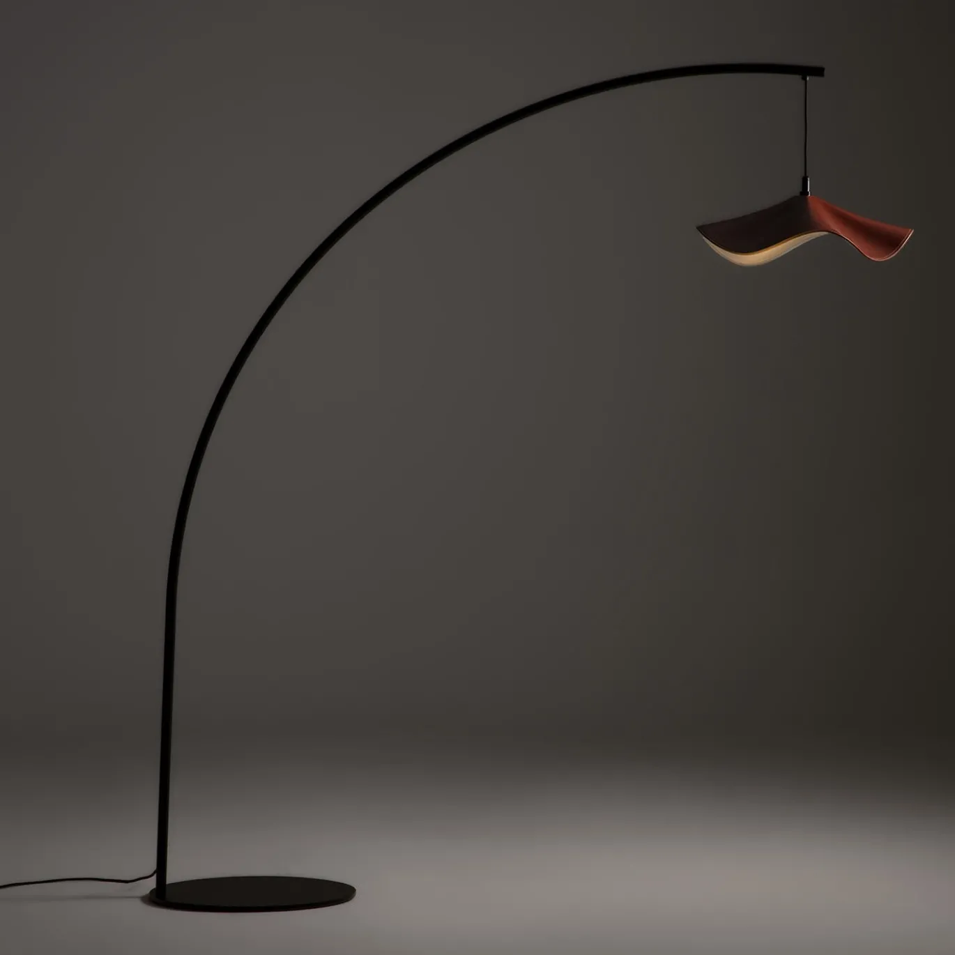 Lampada da terra San Josè Arco in metallo nero e paralume in pelle