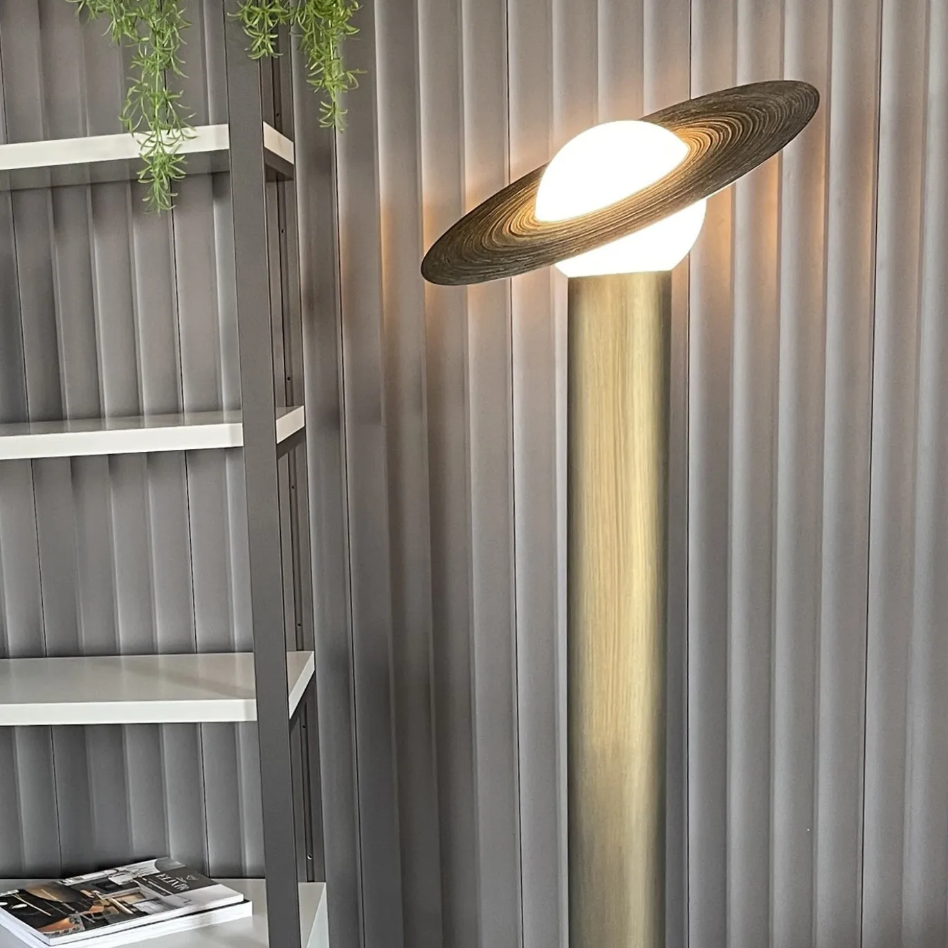Lampada da terra Saturno in resina bronzo spazzolata
