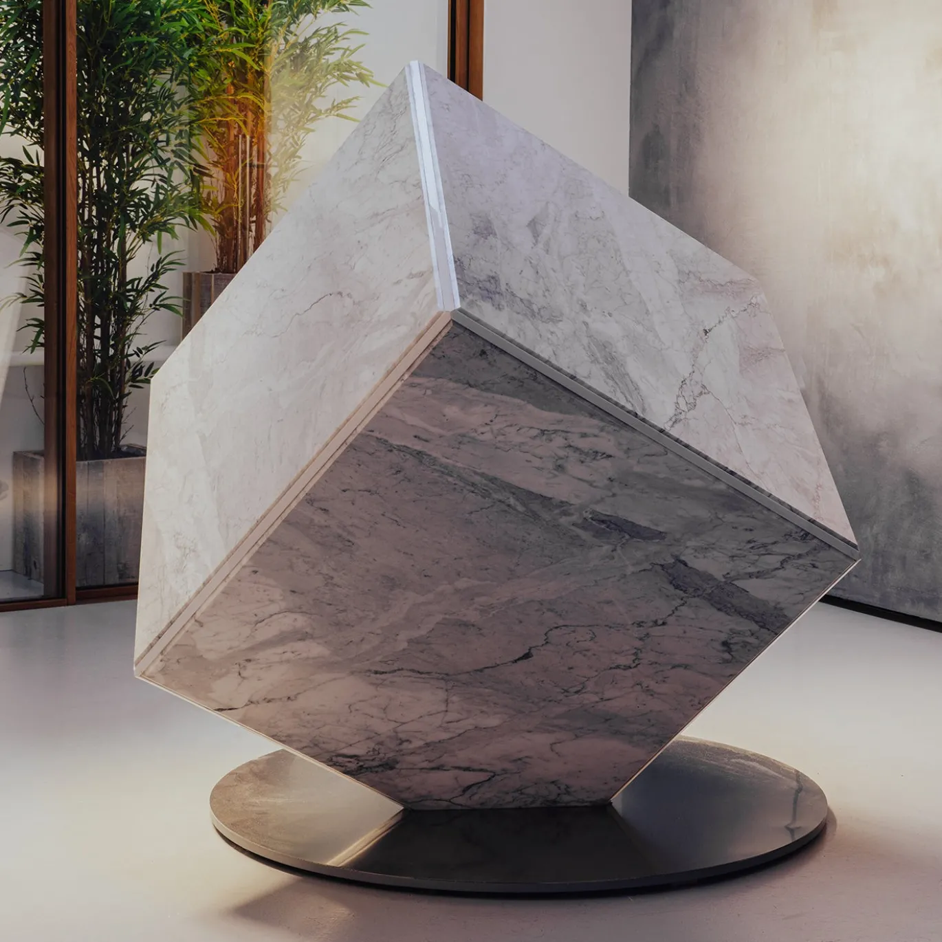 Lampada da terra scultorea Lybra in marmo di Carrara di Marco Piva