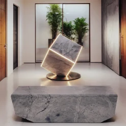 Lampada da terra scultorea Lybra in marmo di Carrara di Marco Piva