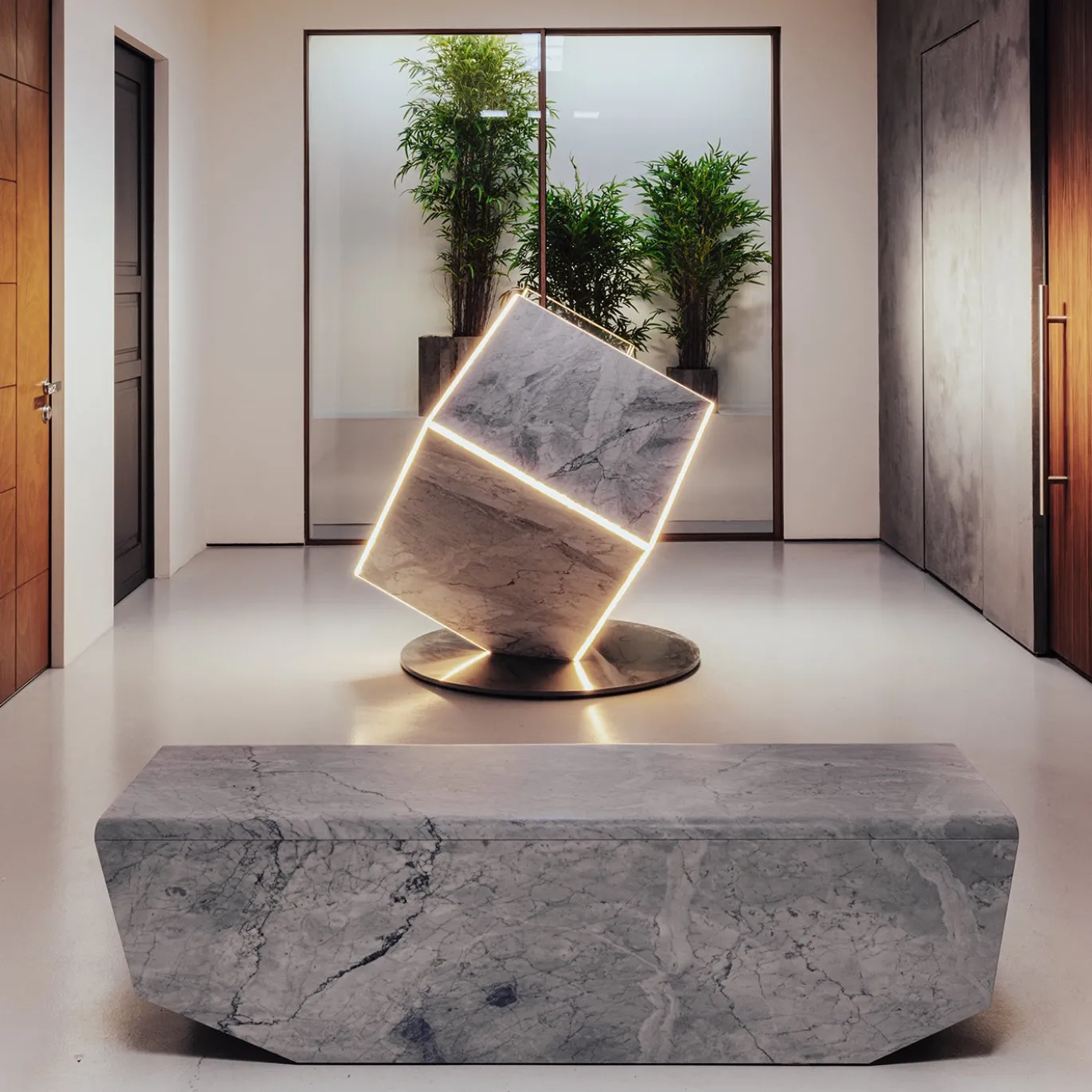 Lampada da terra scultorea Lybra in marmo di Carrara di Marco Piva