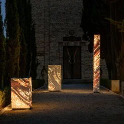 Lampada da Terra Totemica Squadrata Retroilluminata Eternal in Marmo Travertino di Bebo & Angel