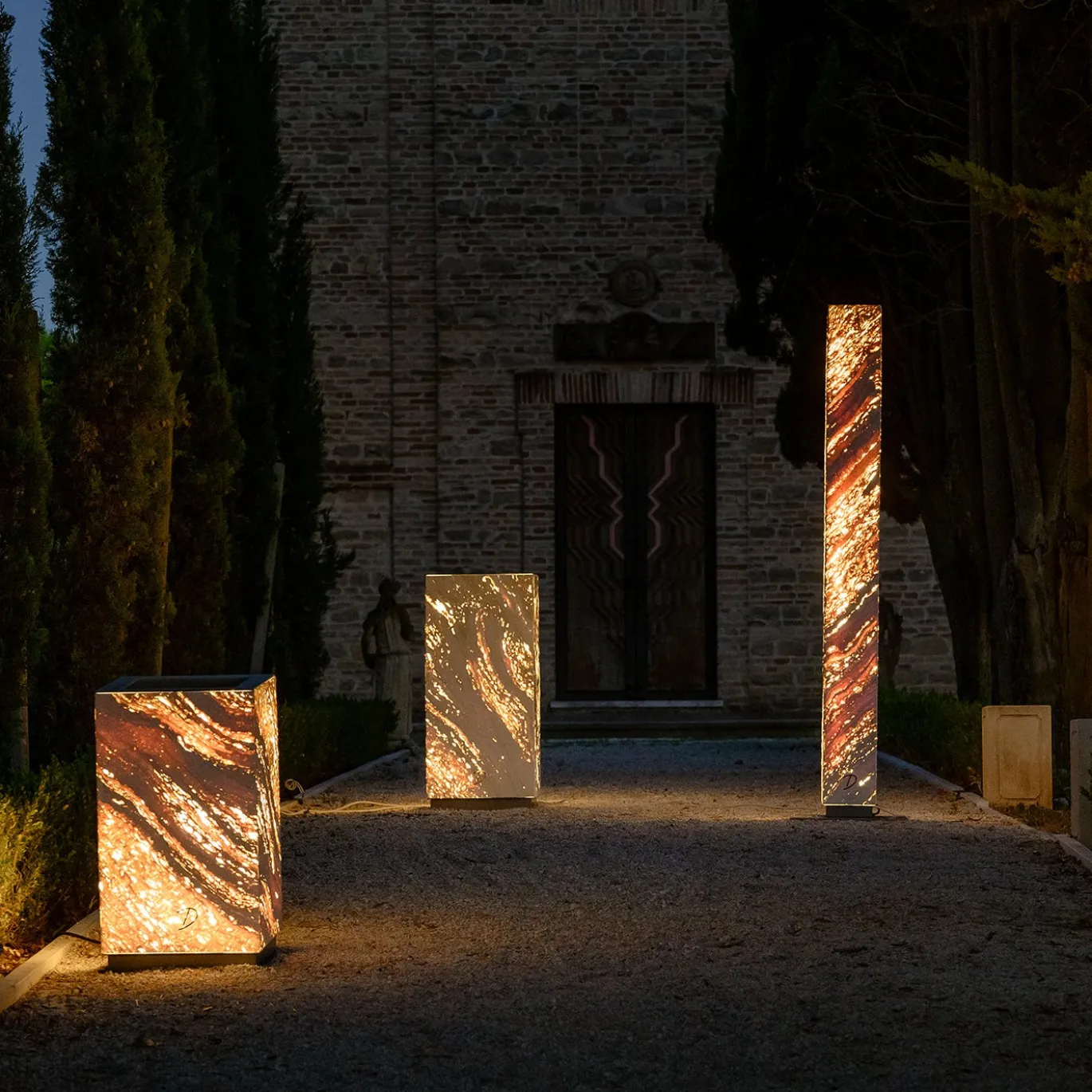 Lampada da Terra Totemica Squadrata Retroilluminata Eternal in Marmo Travertino di Bebo & Angel