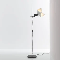 Lampada da terra Triedro Joe Colombo