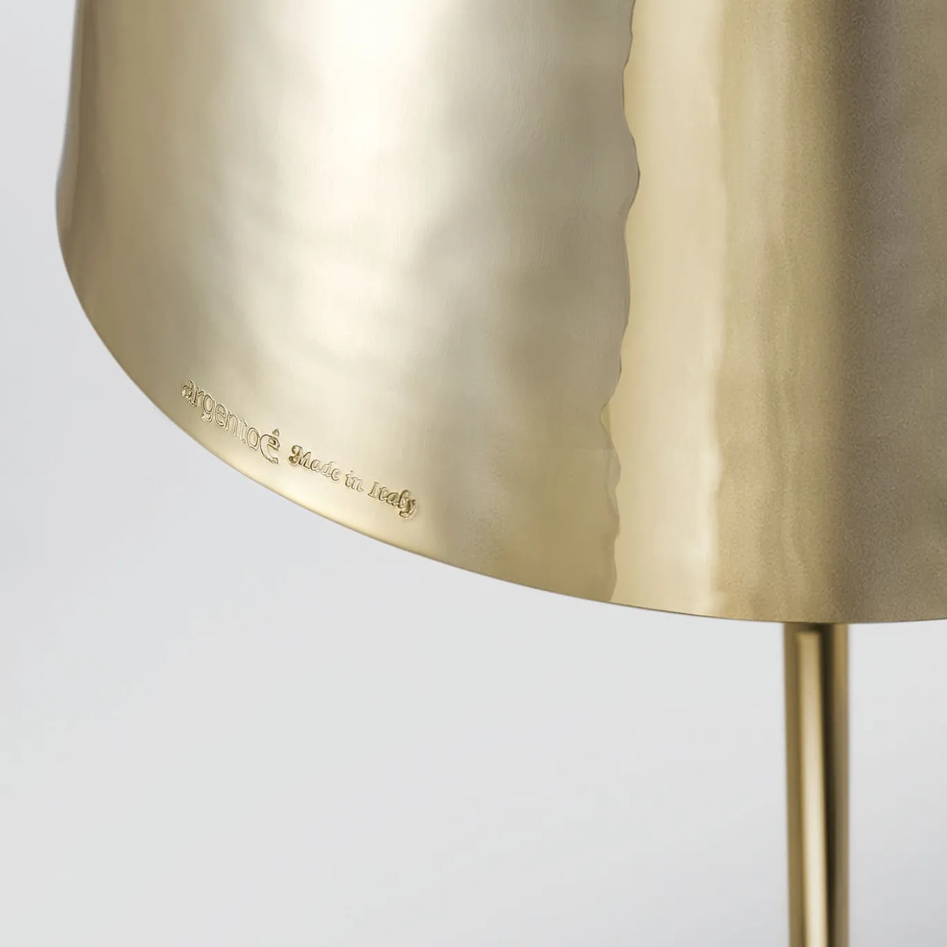 Lampada d'oro #2 di Itamar Harari