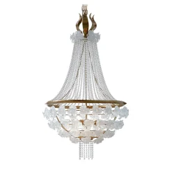 Lampadario a fiori bianchi