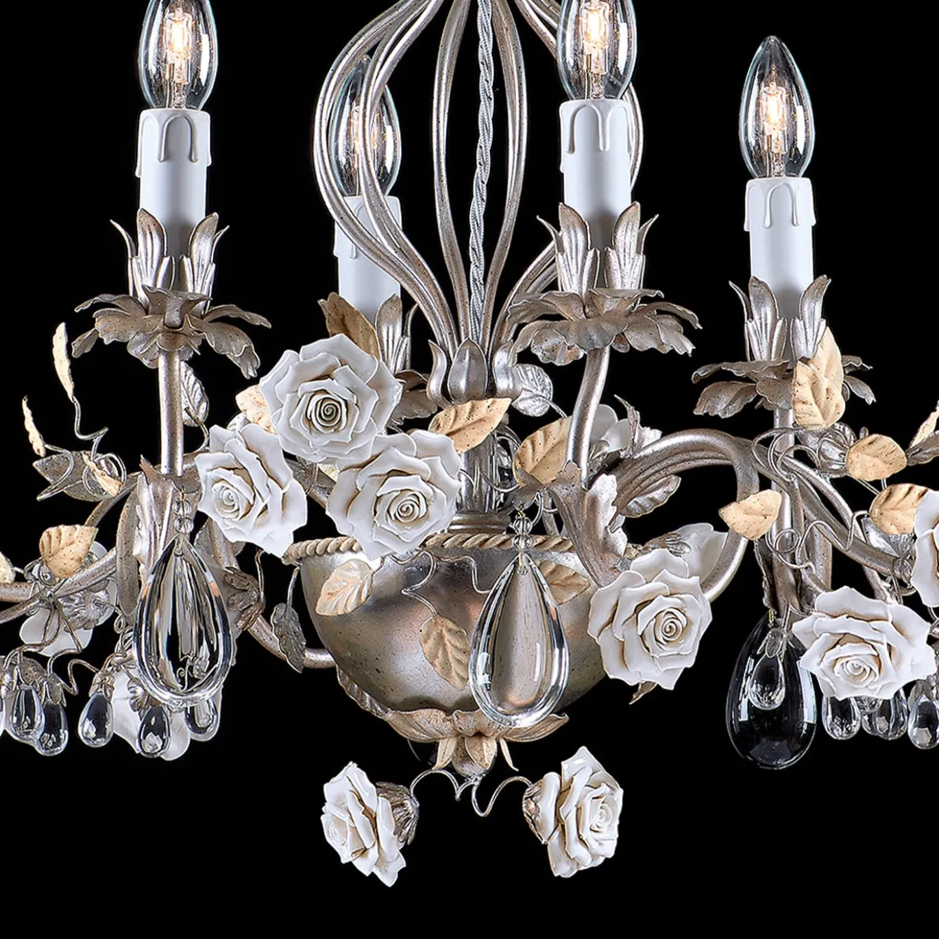 Lampadario a 6 luci in metallo con foglia d'argento e rose in porcellana di Capodimonte
