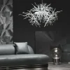 Lampadario argentato e ragnateloso