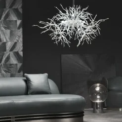 Lampadario argentato e ragnateloso
