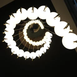 Lampadario a spirale Jupiter con struttura dorata