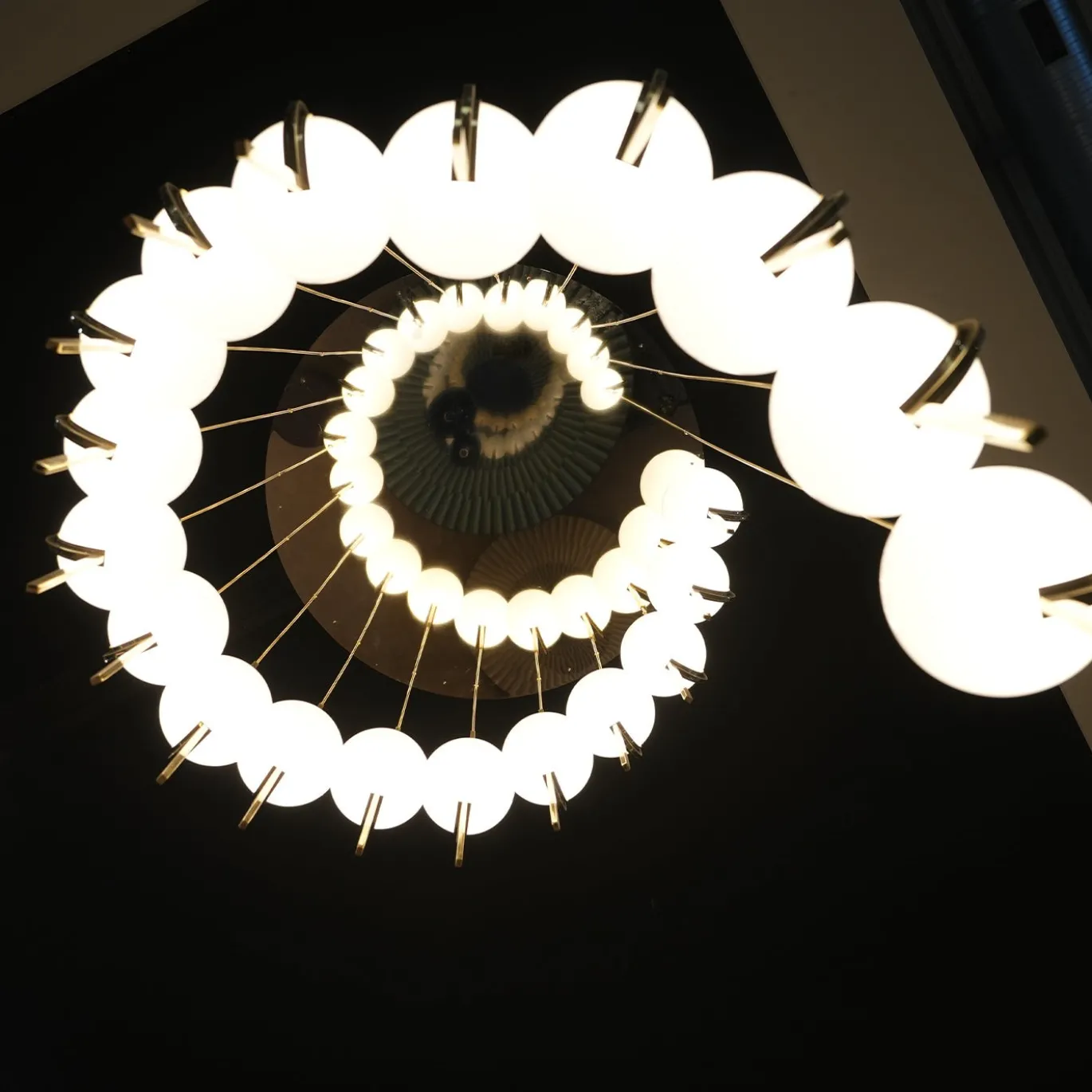 Lampadario a spirale Jupiter con struttura dorata