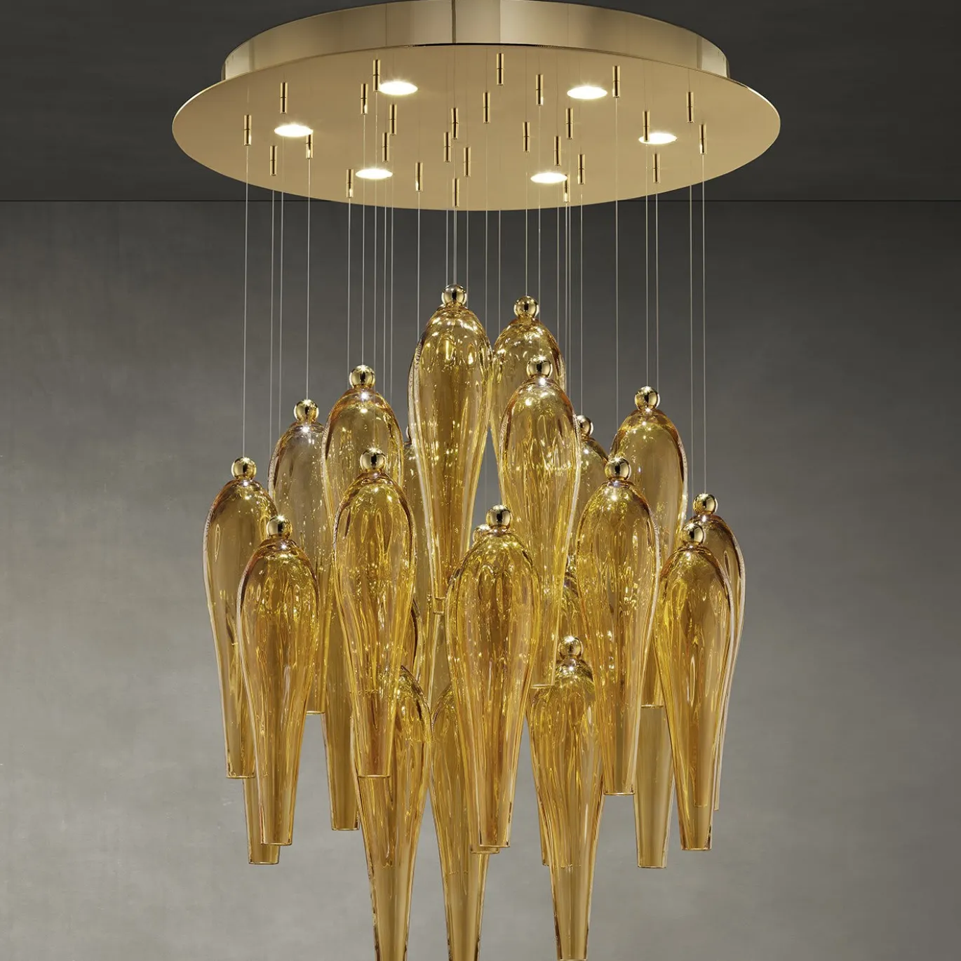 Lampadario astratto in ambra
