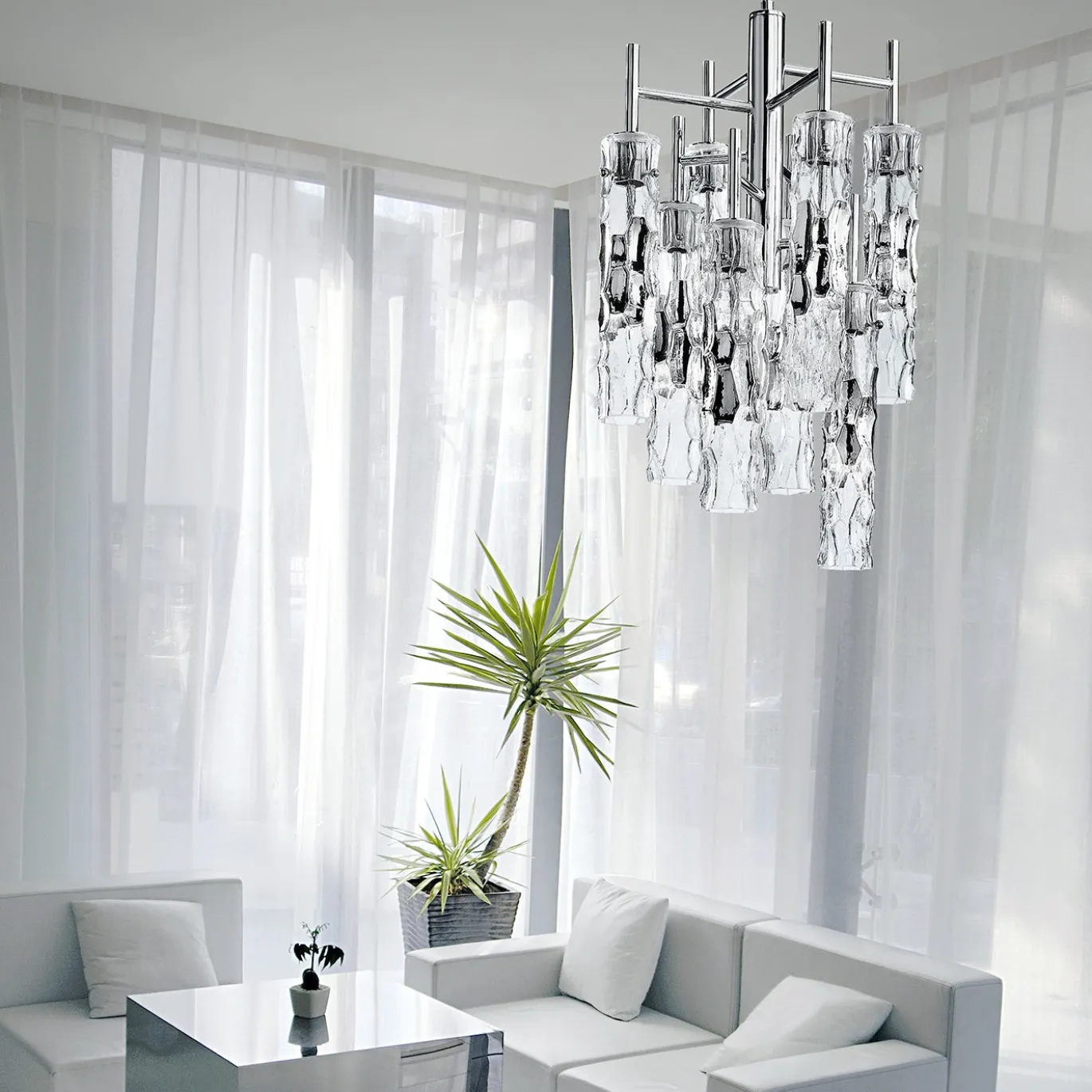 Lampadario Bamboo in vetro con struttura cromata