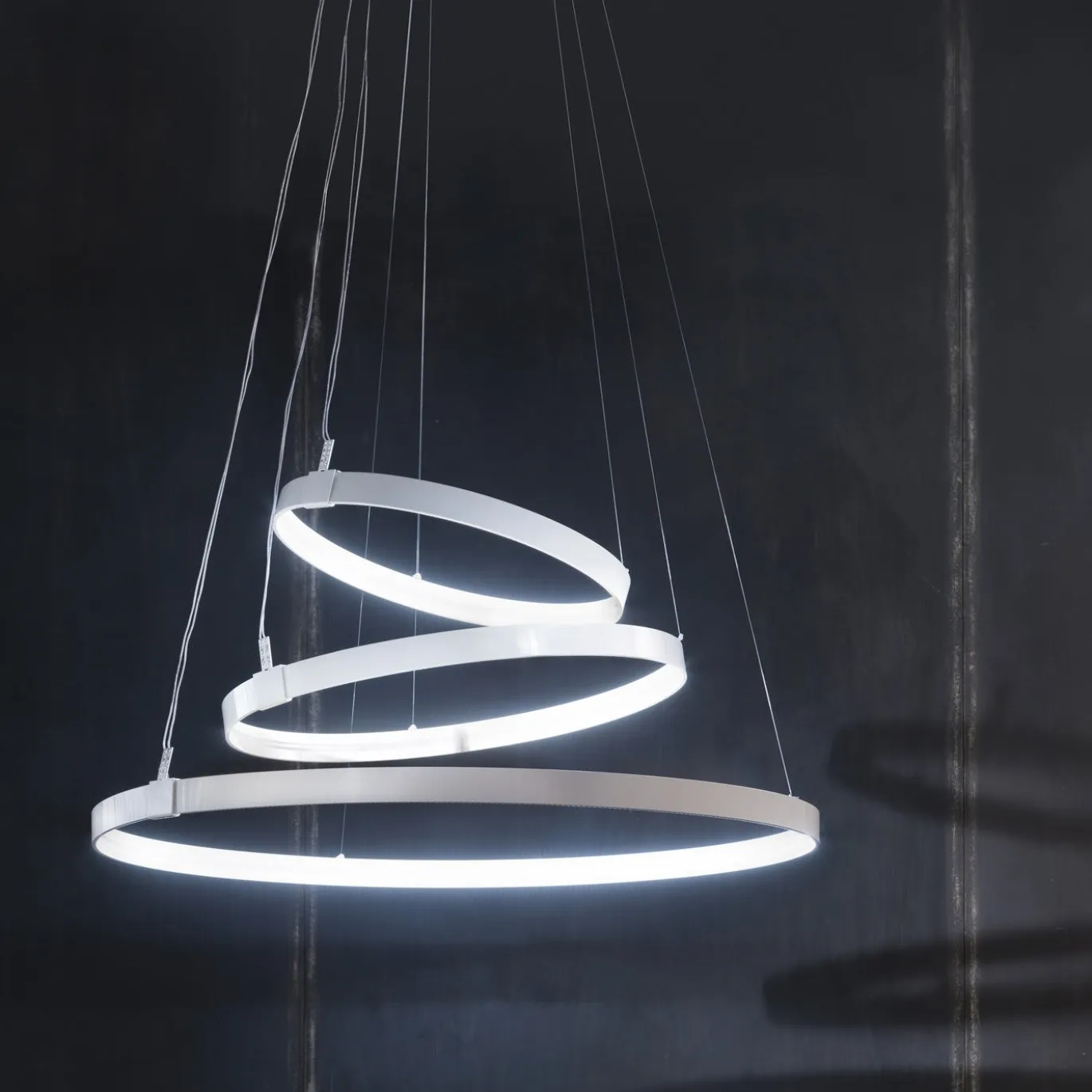 Lampadario bianco Rings Orizzontale di Valerio Cometti - V12 Design