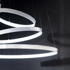 Lampadario bianco Rings Orizzontale di Valerio Cometti - V12 Design