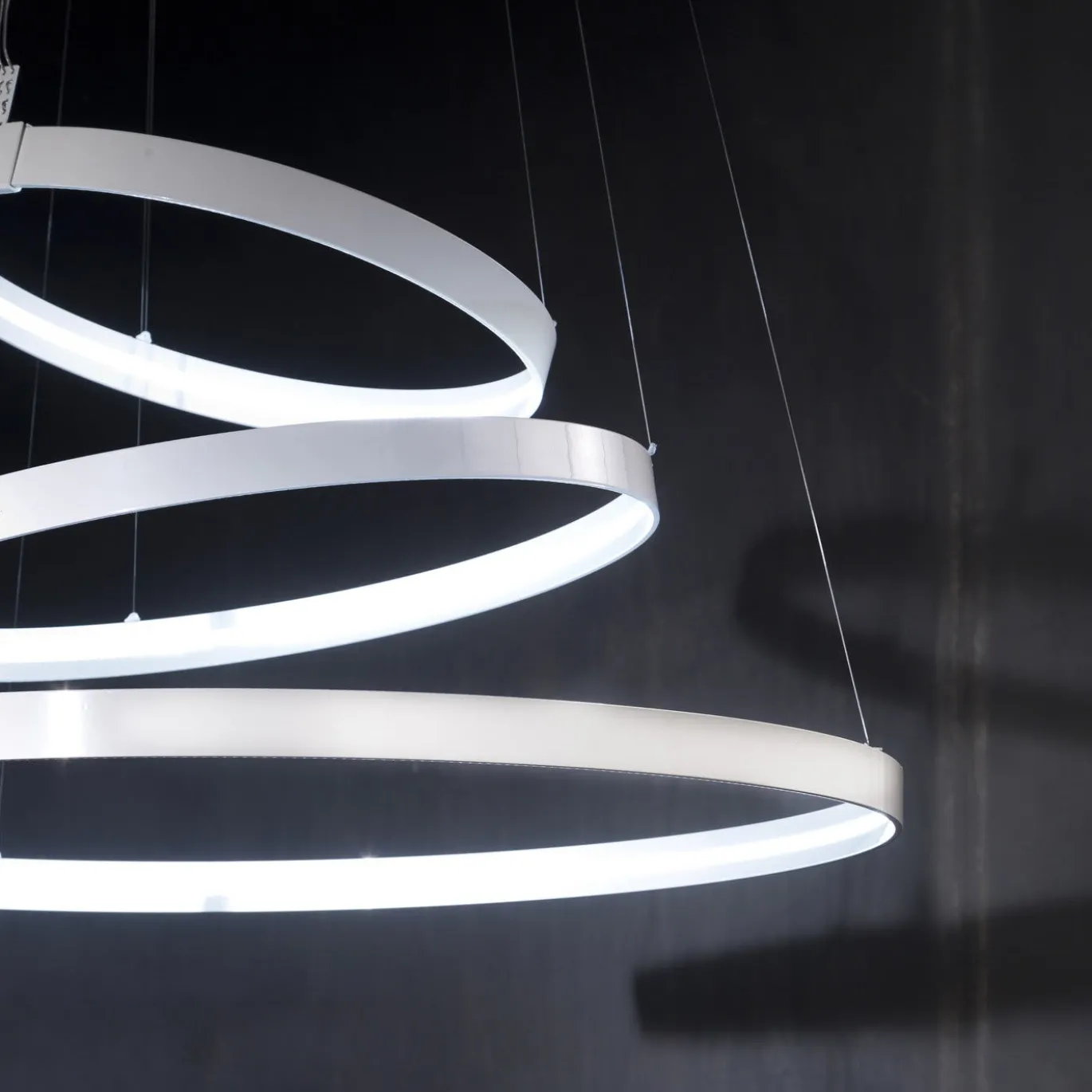 Lampadario bianco Rings Orizzontale di Valerio Cometti - V12 Design