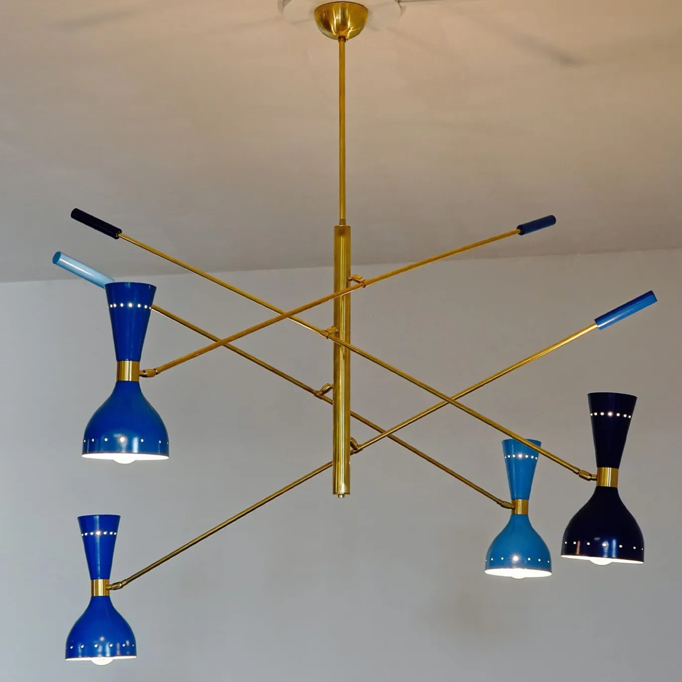 Lampadario Contrappeso, 4 tonalità di blu "Quadriennale
