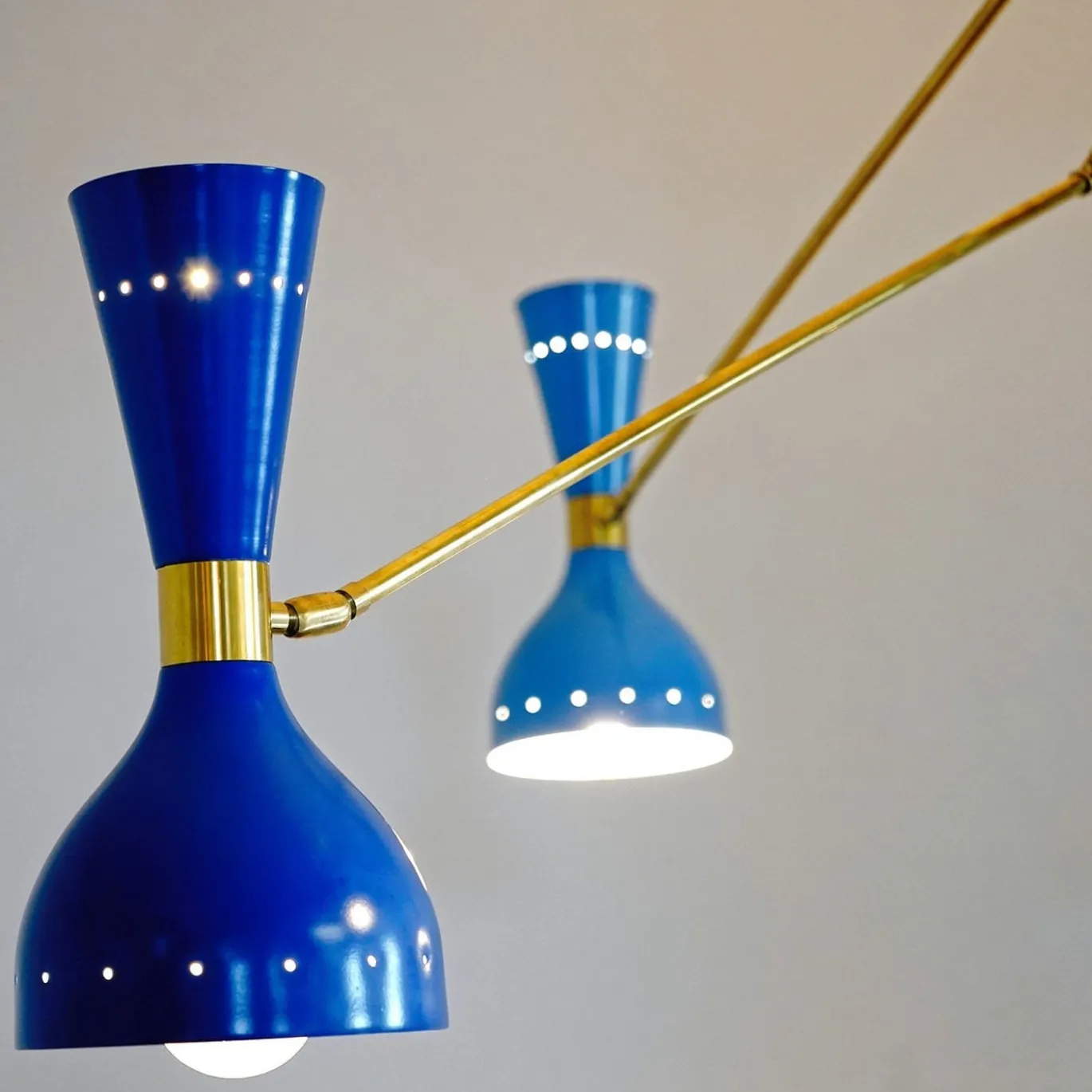 Lampadario Contrappeso, 4 tonalità di blu "Quadriennale