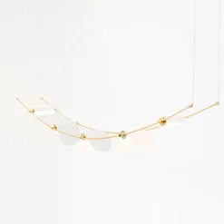 Lampadario Curvo Ali di Luce Oro e Bianco