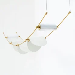 Lampadario Curvo Ali di Luce Oro e Bianco