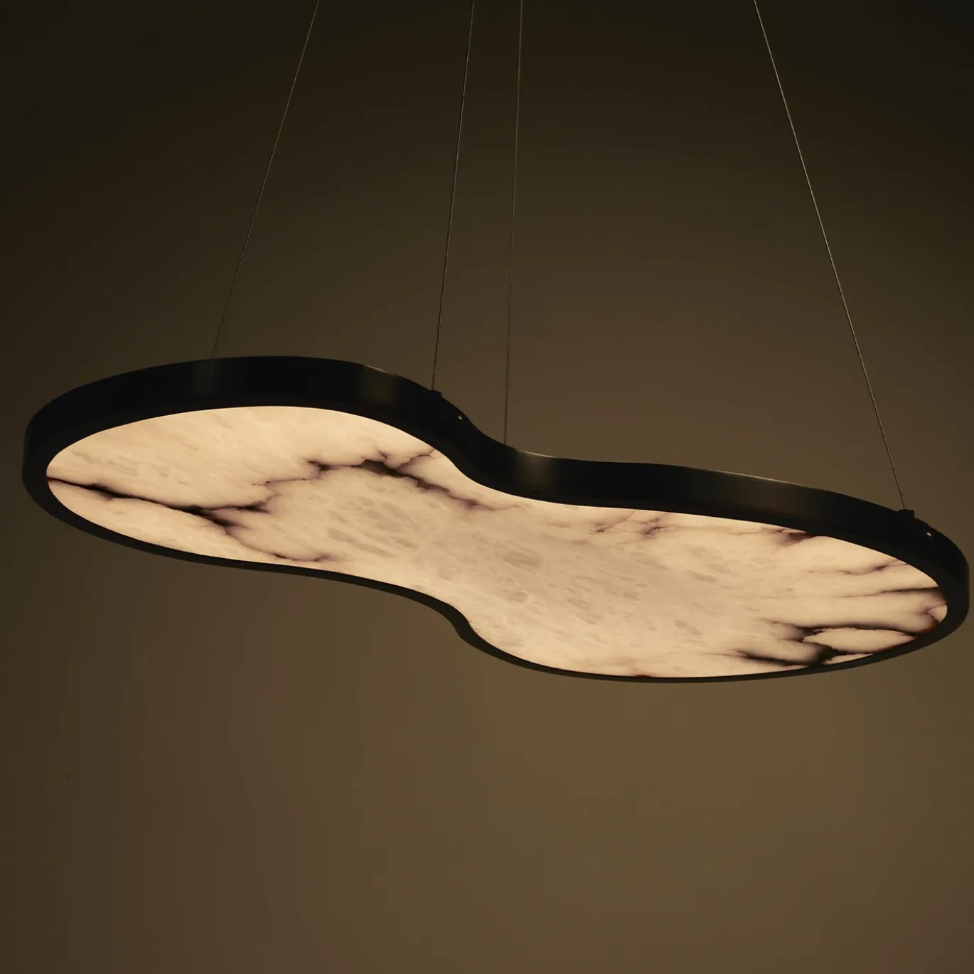 Lampadario Fabula in bronzo e alabastro