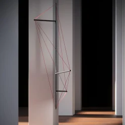 Lampadario in metallo con bande elastiche rosse