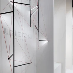 Lampadario in metallo con bande elastiche rosse