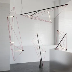 Lampadario in metallo con bande elastiche rosse