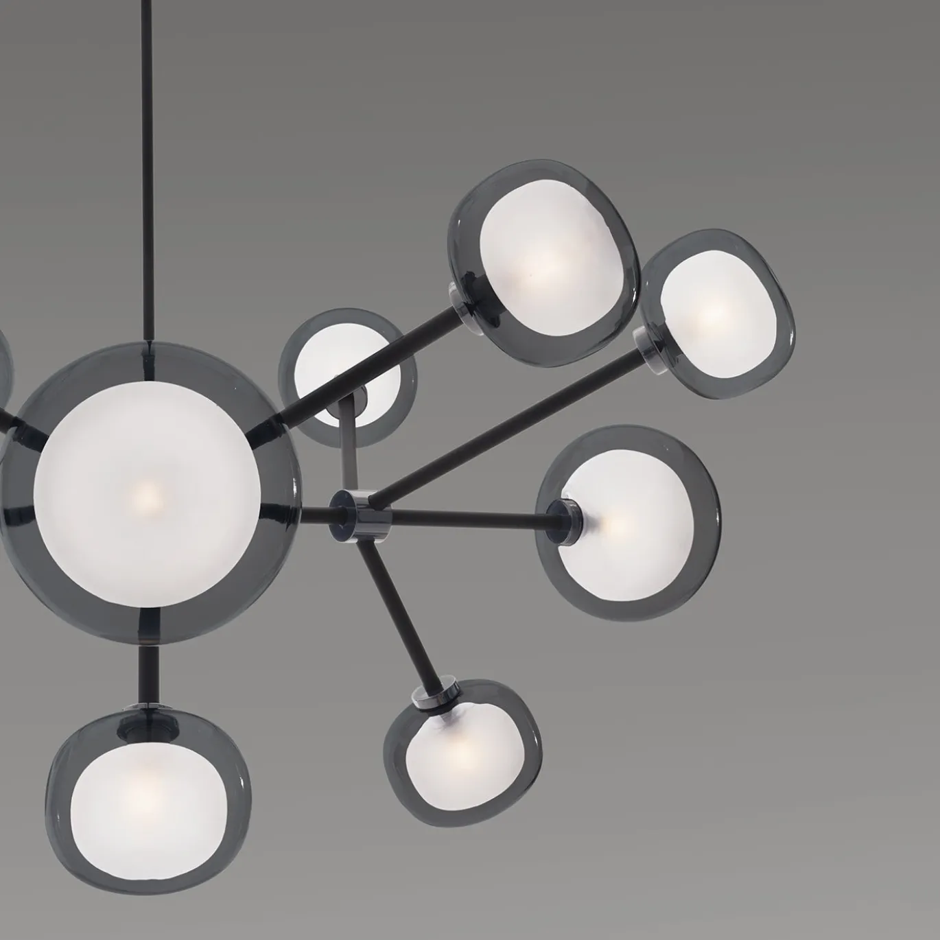 Lampadario Nabila a 12 luci in vetro fumé di Corrado Dotti