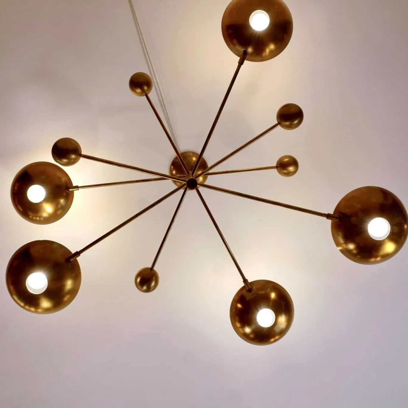 Lampadario Orbitale in Ottone con 5 bracci bilanciati rotanti