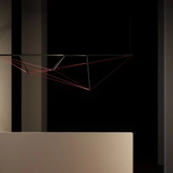 Lampadario orizzontale in metallo con bande elastiche rosse
