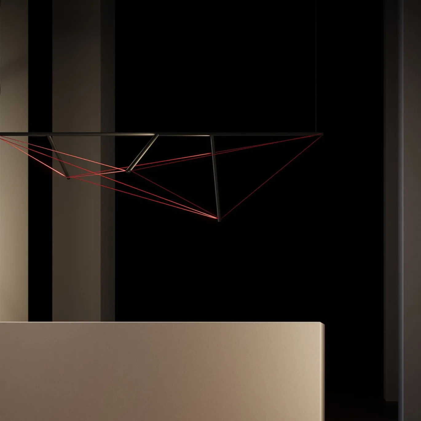 Lampadario orizzontale in metallo con bande elastiche rosse