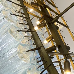 Lampadario ovale Tronchi con struttura in metallo brunito e vetro di Murano