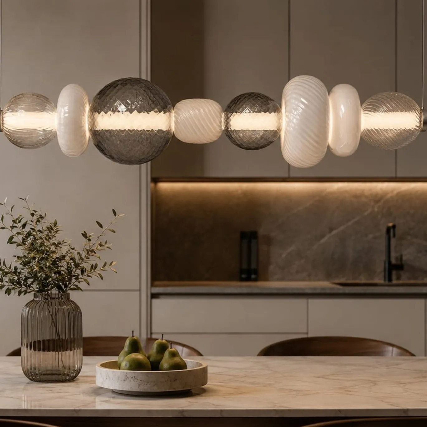 Lampadario Playground 9 orizzontale in vetro bianco e grigio