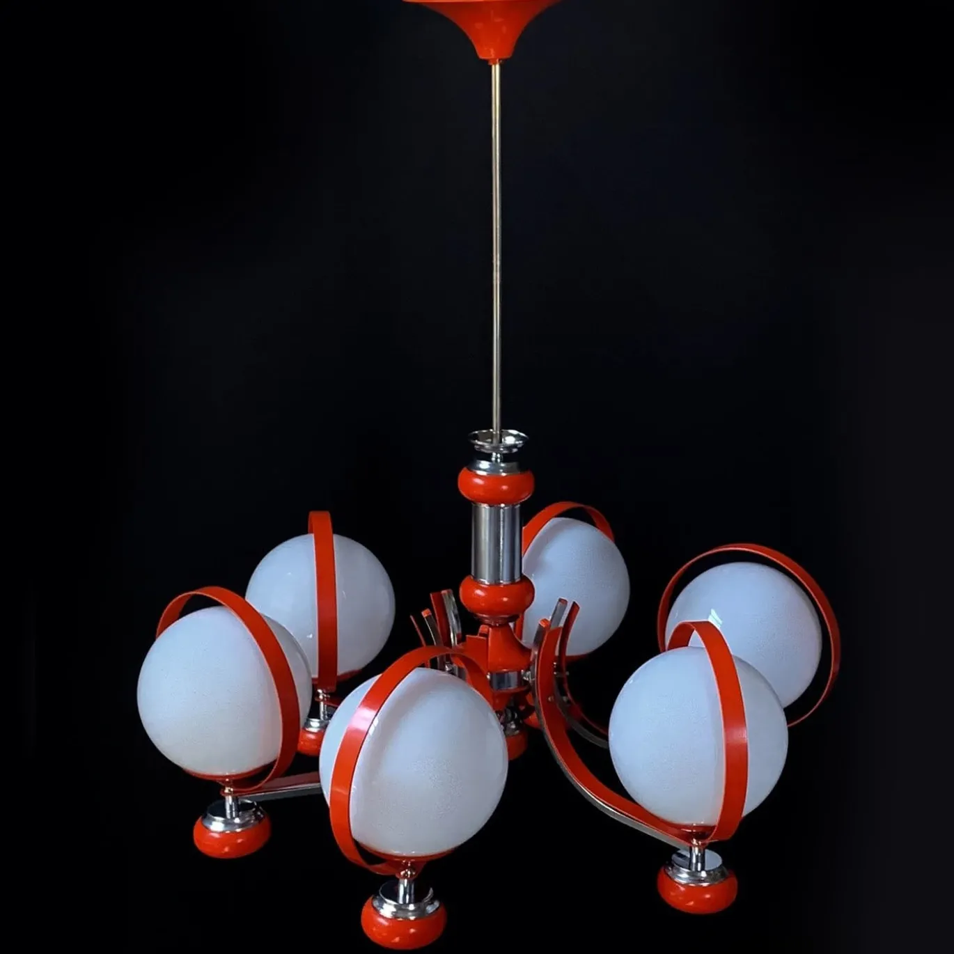Lampadario rosso a 7 luci Stilnovo