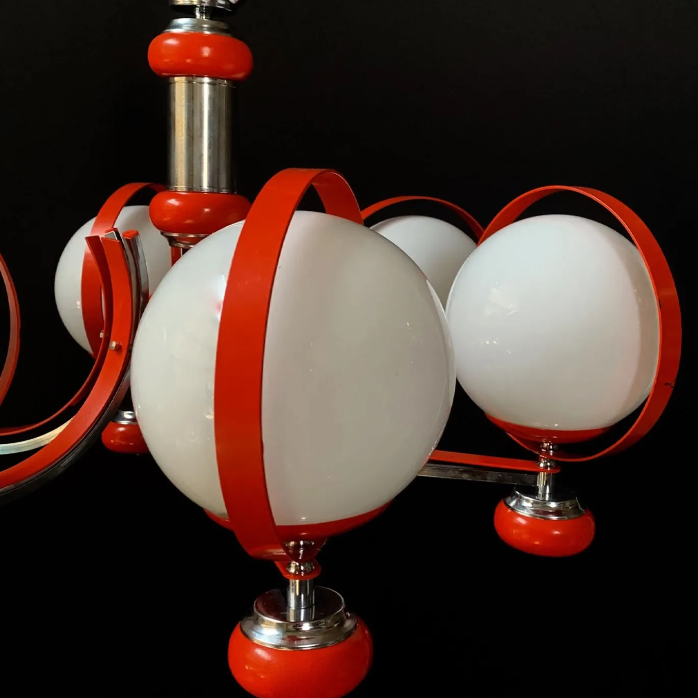 Lampadario rosso a 7 luci Stilnovo