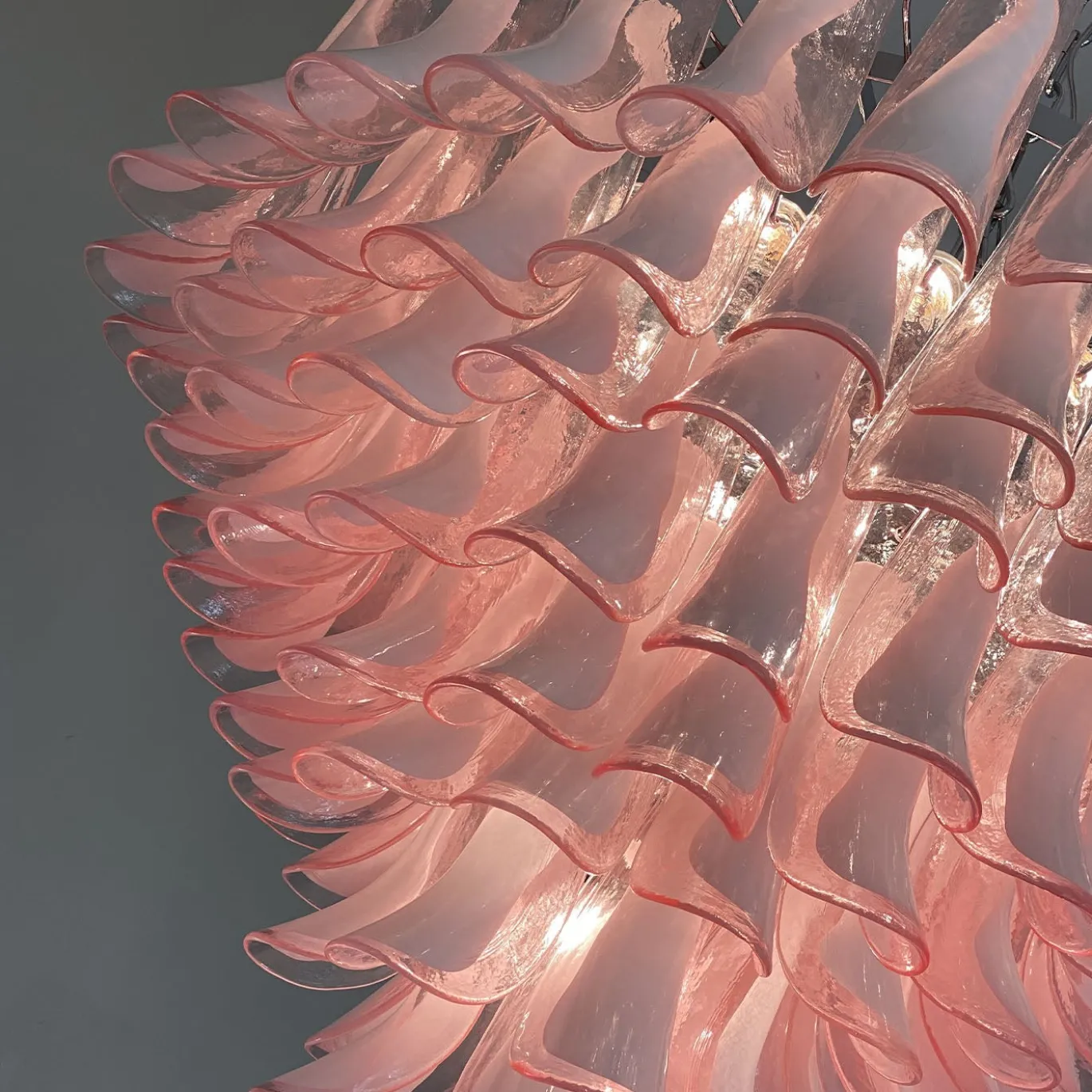 Lampadario Selle con petali di vetro rosa