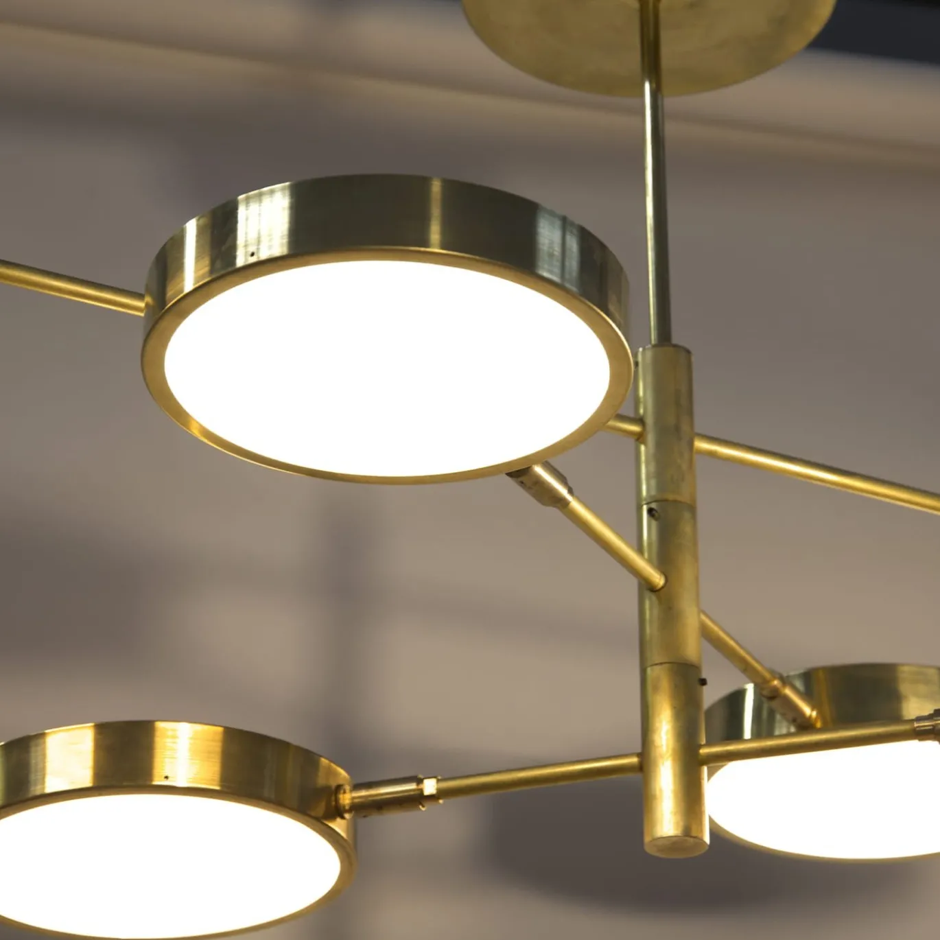 Lampadario Sistema a 6 bracci in ottone e vetro