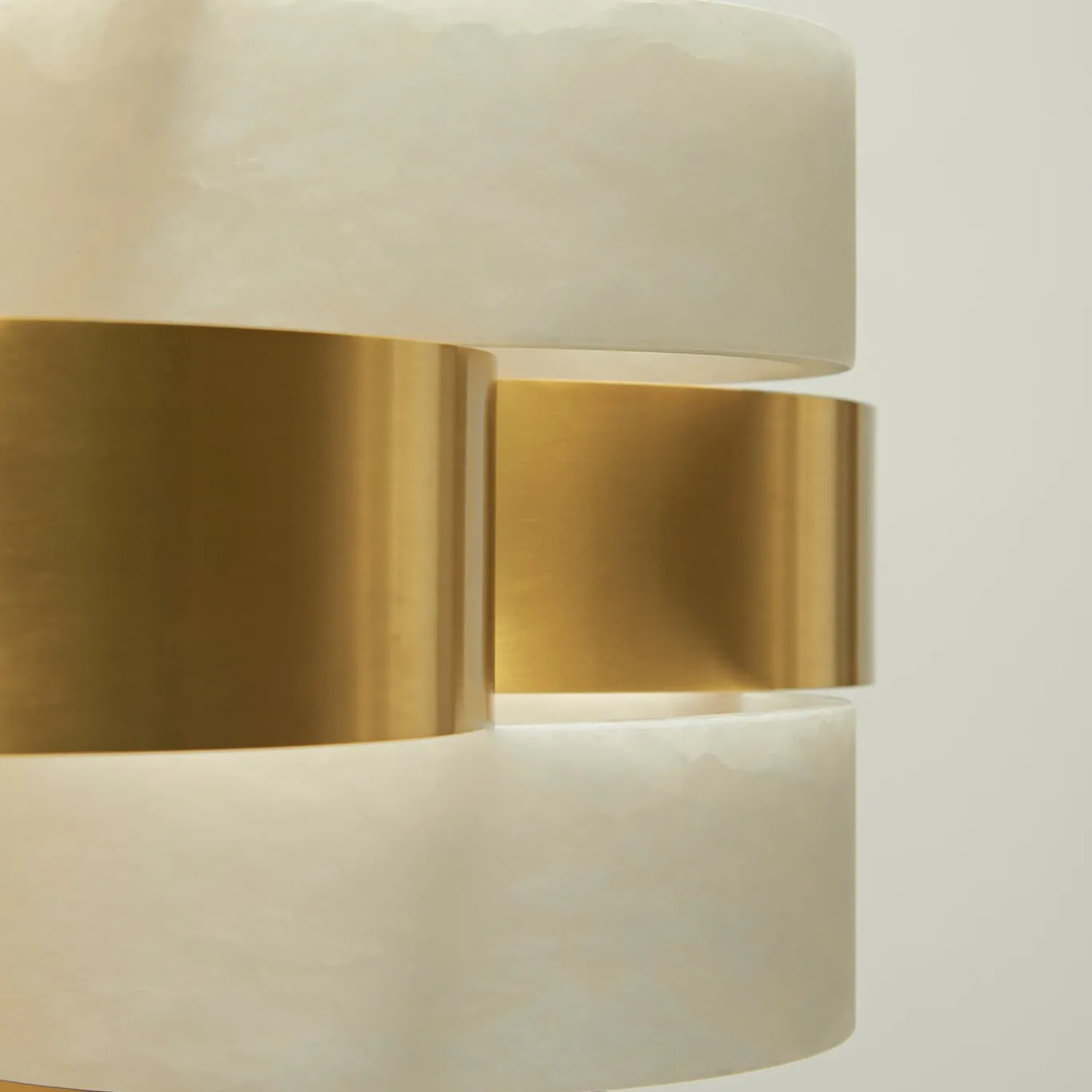 Lampadario Vertigo in ottone satinato e alabastro