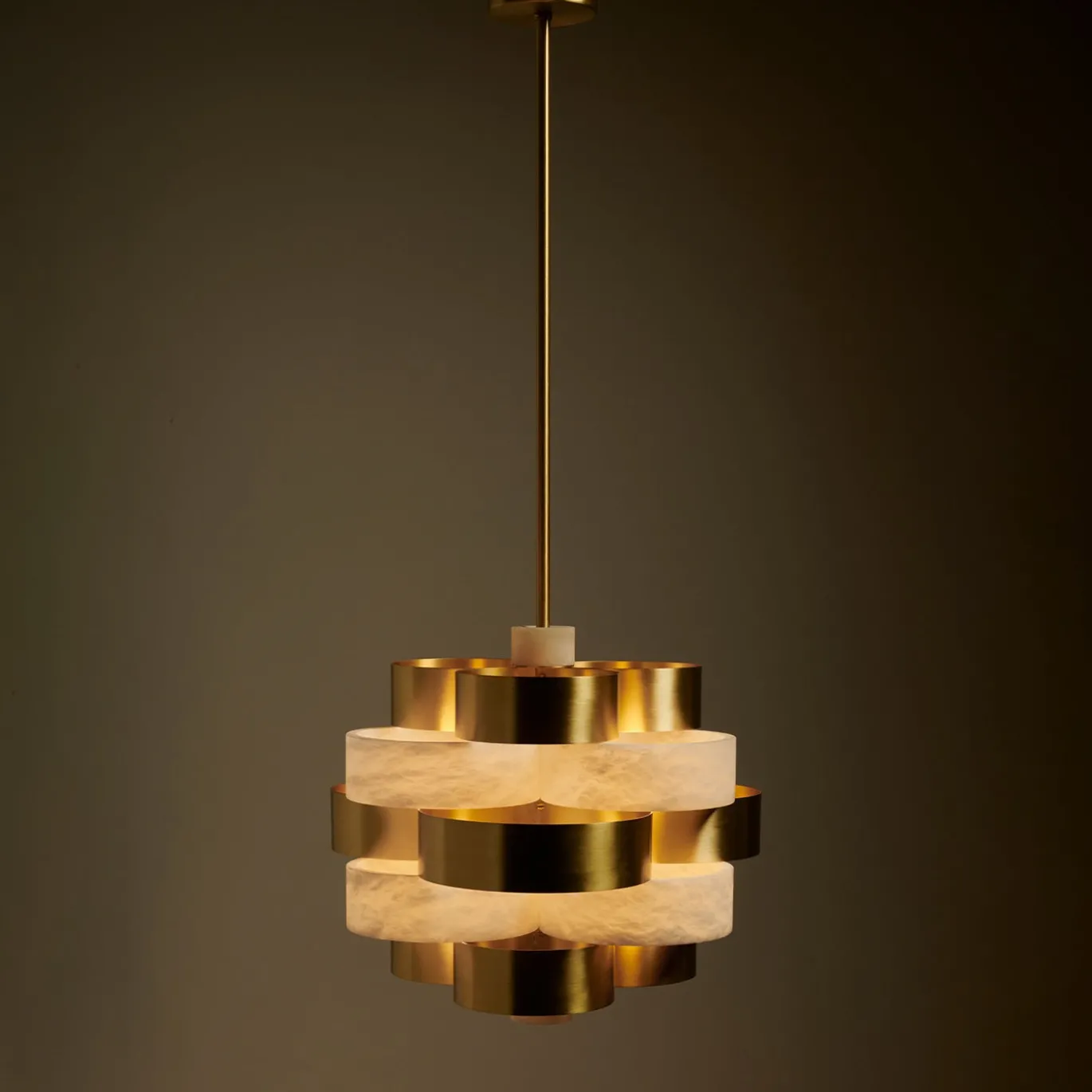 Lampadario Vertigo in ottone satinato e alabastro