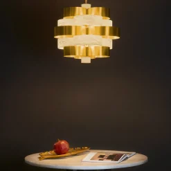 Lampadario Vertigo in ottone satinato e alabastro
