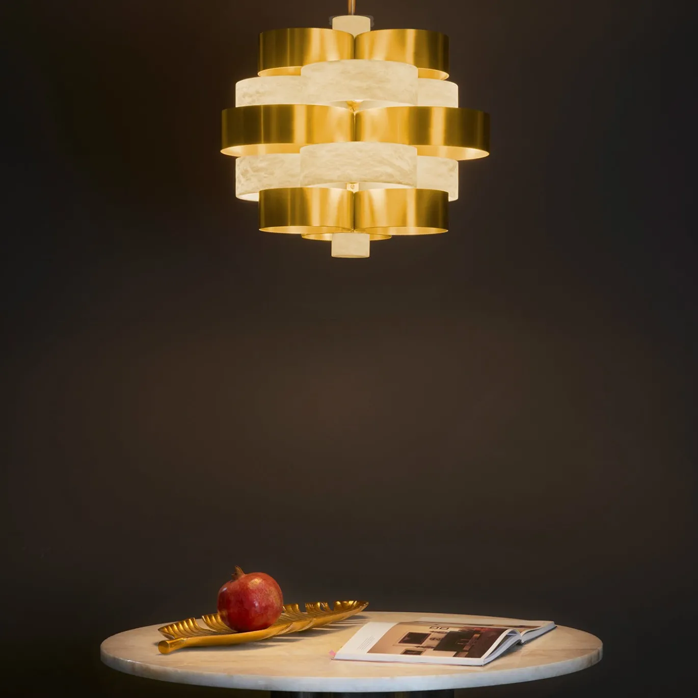 Lampadario Vertigo in ottone satinato e alabastro