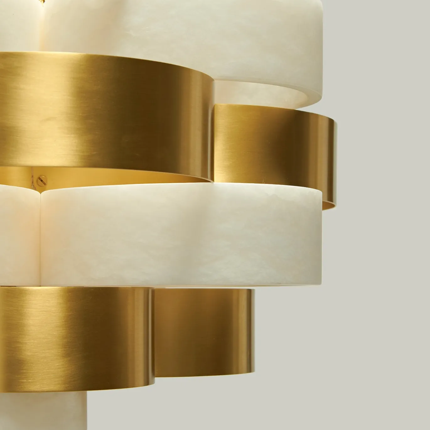 Lampadario Vertigo in ottone satinato e alabastro