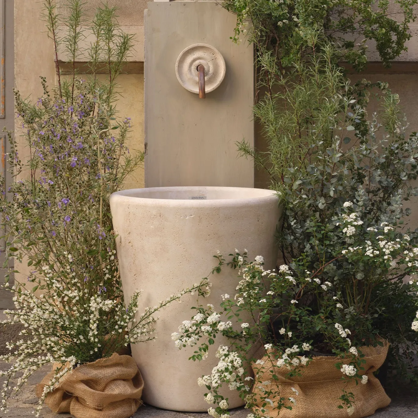 Lavabo da esterno in travertino Current